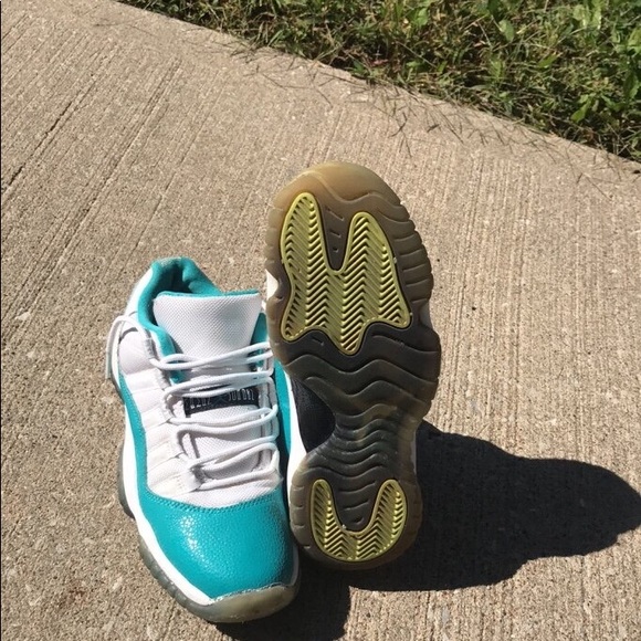 Jordan’s Aqua low top 11’s - Picture 3 of 4
